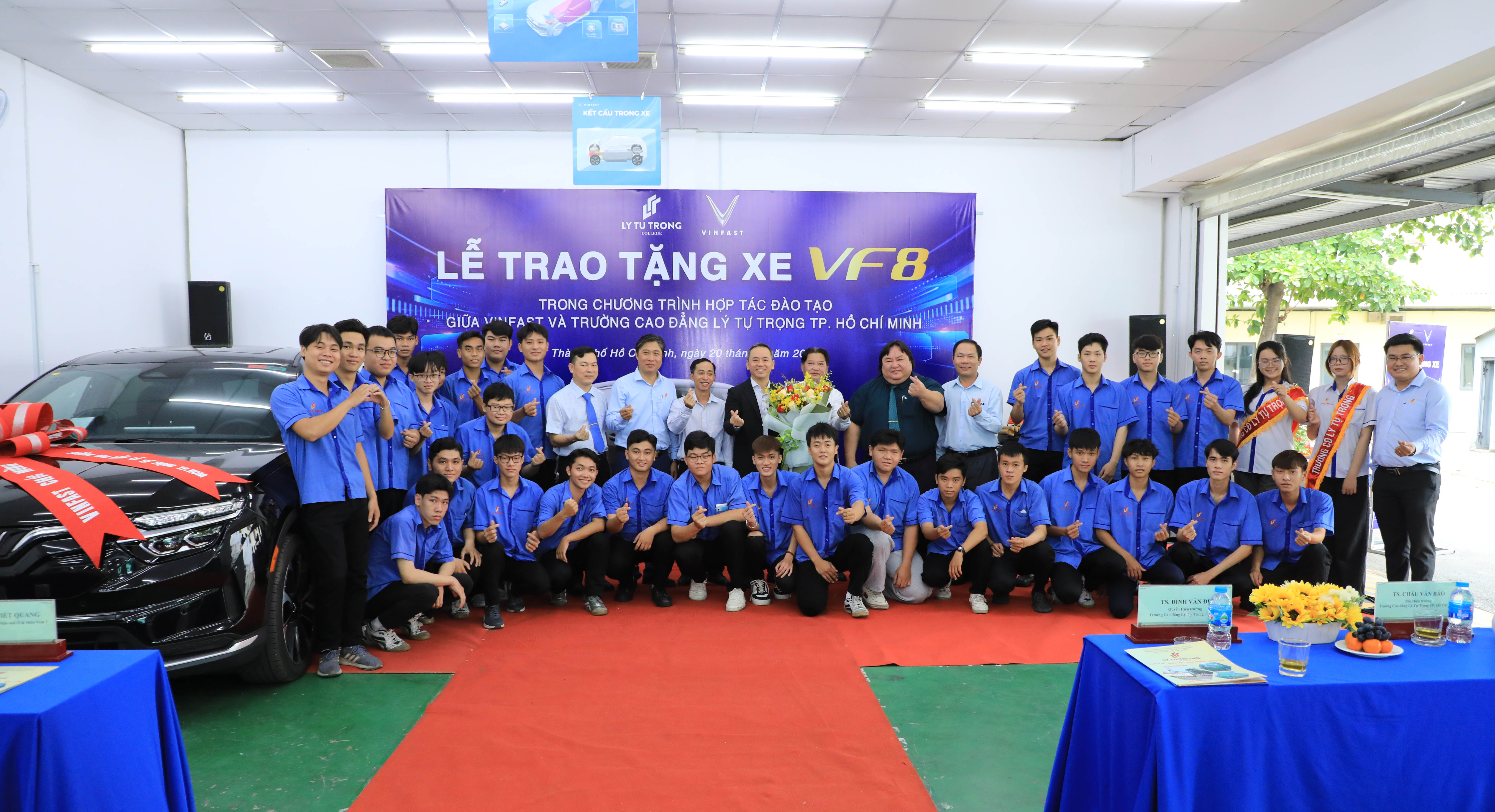 Tặng xe Vinfast