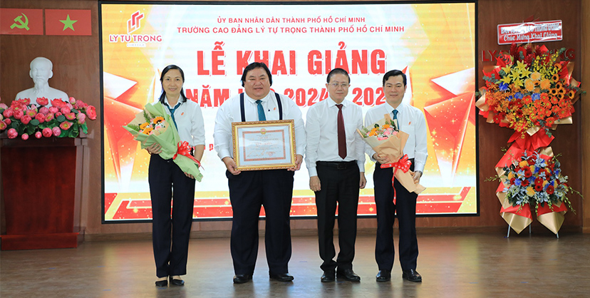 BGH Nhận bằng khen năm học 2024-2025