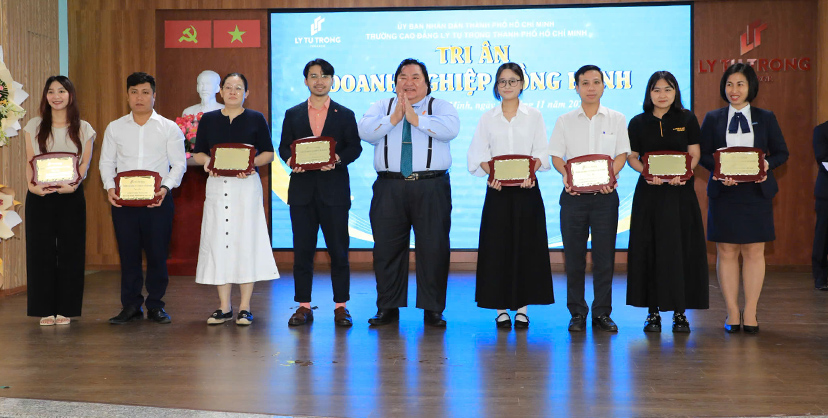 Khai giảng Tri Ân